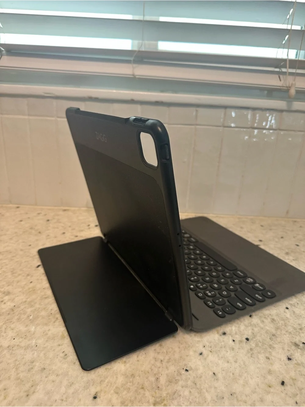 [like new] Zagg iPad Pro 12.9 Slim Book Go Keyboard Case with Pencil Holder